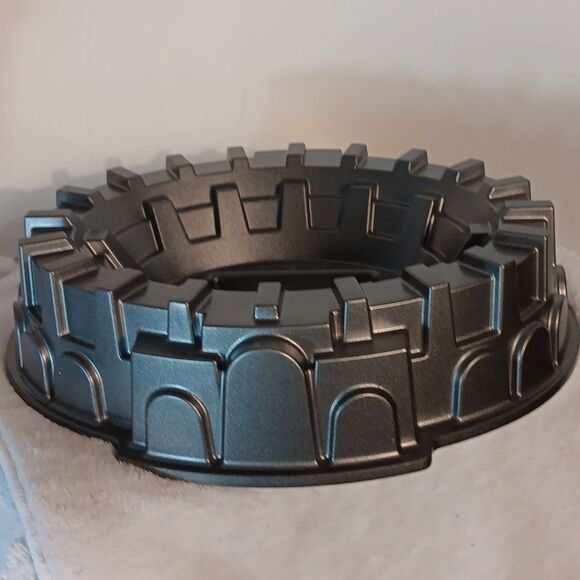 Nordic Ware "Sports Arena" Super Bowl Shaped Bundt / Baking Pan - Picture 5 of 5